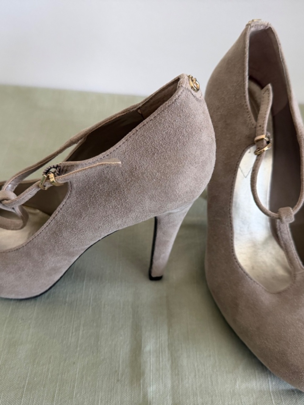 Guess Suede T-Strap Size 9M 5" Stiletto taupe/mushroom beige pumps